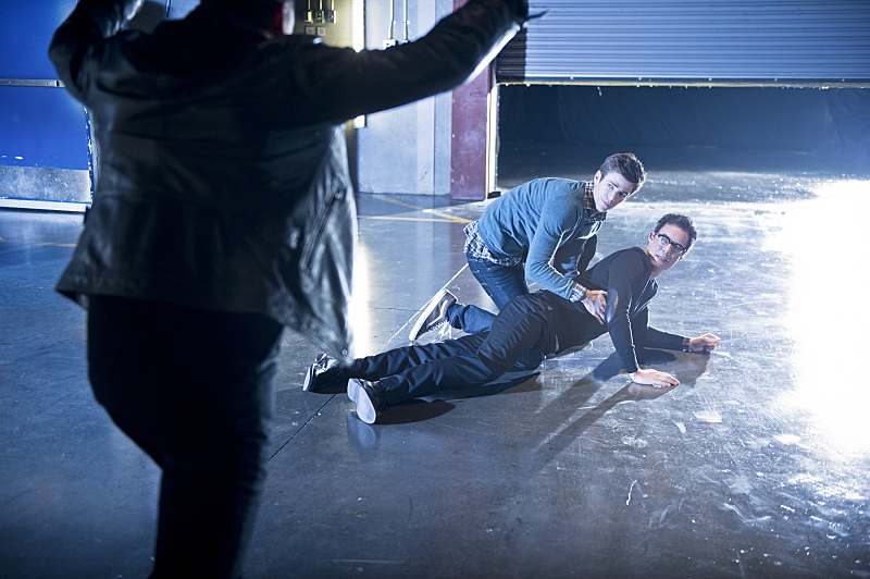 The-Flash-season-1-episode-7-Barry-protects-Harrison