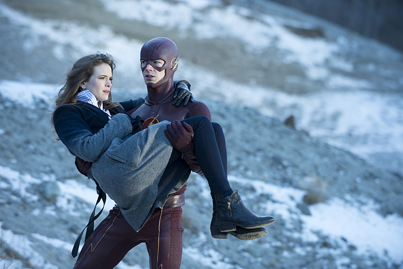 The-Flash-season-1-episode-13-The-Flash-carries-Caitlin