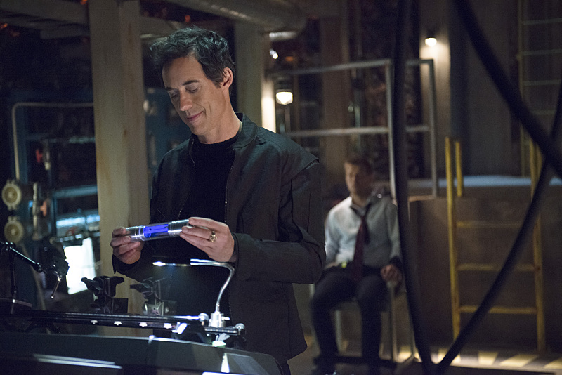 The Flash -- "Grodd Lives" -- Image FLA121B_0235b -- Pictured (L-R): Tom Cavanagh as Harrison Wells and Rick Cosnett as Detective Eddie Thawne -- Photo: Cate Cameron/The CW -- ÃÂ© 2015 The CW Network, LLC. All rights reserved.